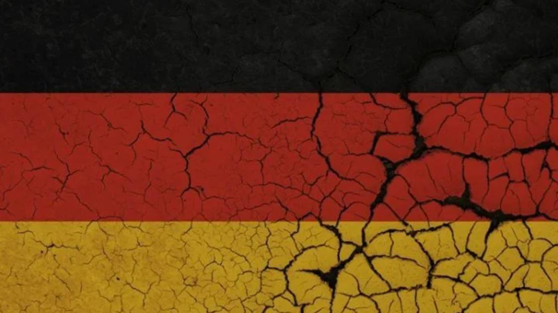 🔴Блогер из Германии положил кроссы в контейнер для сбора вещей от «Красного креста»🔴