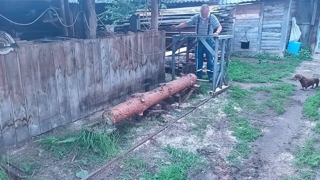Пилю доски на собственной мини пилораме.