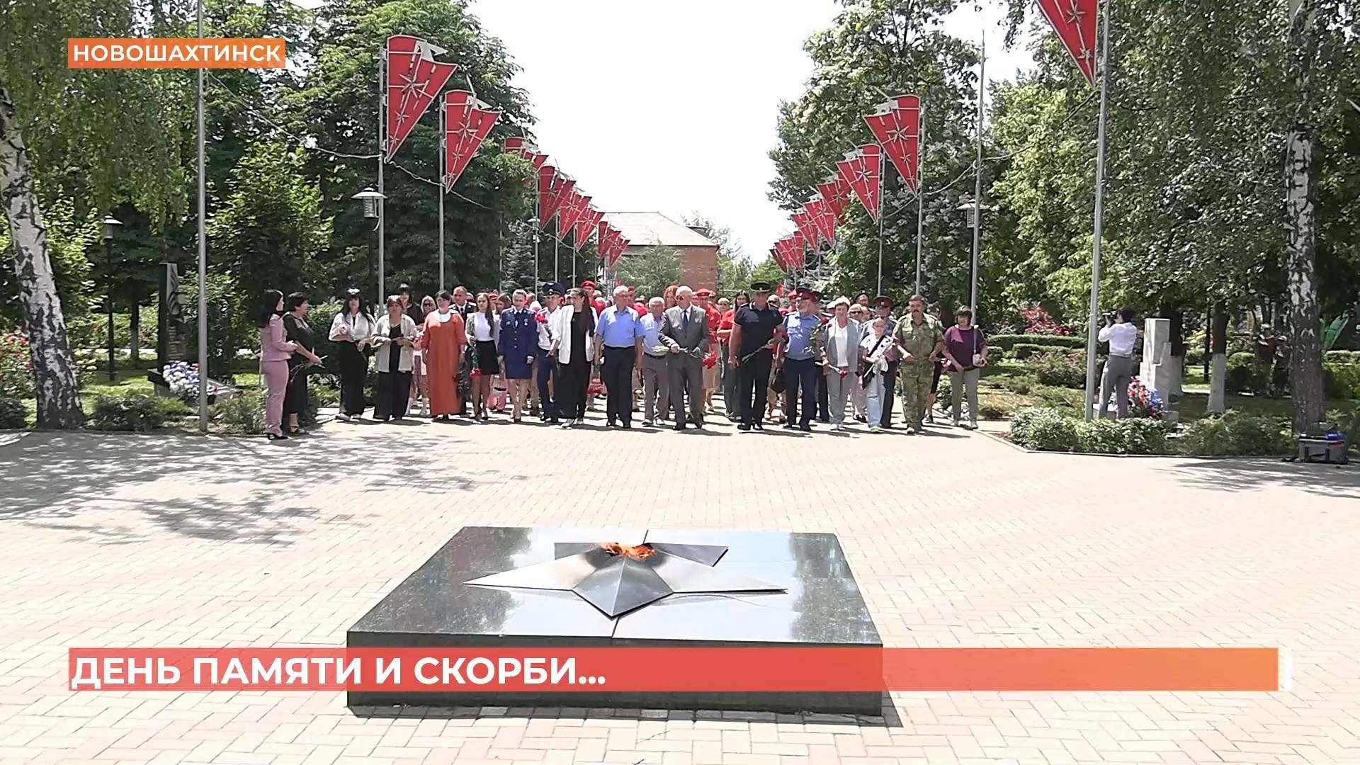 В День памяти и скорби возложили цветы к Вечному огню