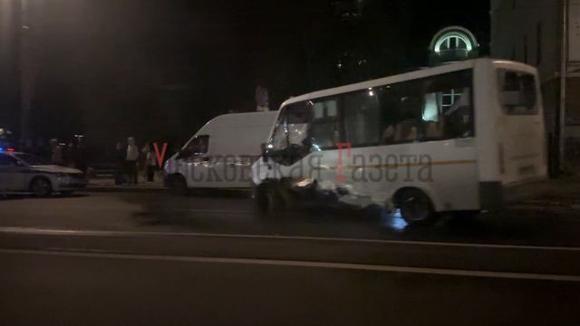 В Воронеже Mercedes врезался в маршрутку