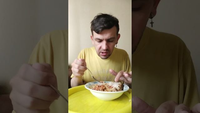 Обжор Мукбанг, рожки с тёртым сыром Гауда, куриные бедра