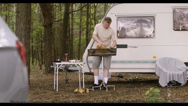 Горы рассыпают аккорды вместе с облаками на фоне - Hot Pink -- Chad Crouch -- Motion