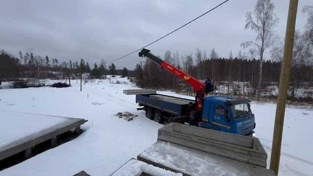 Строим зимой, доставка панелей и разгрузка на участке