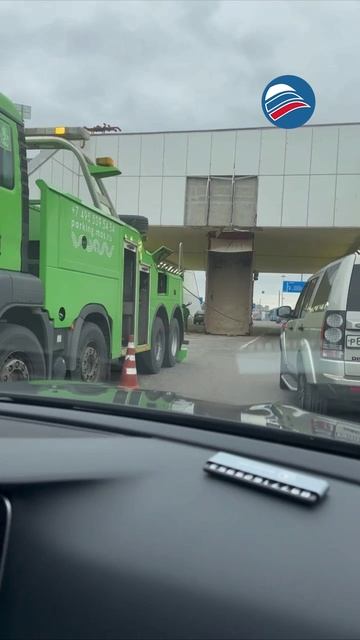 КамАЗ завис в воздухе: необычное ДТП на Киевском шоссе