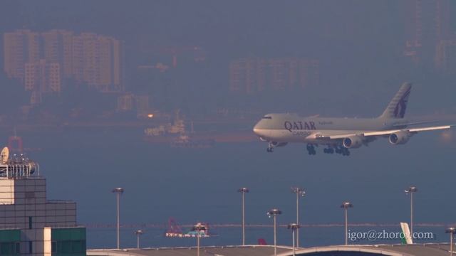 Грузовой Боинг 747 Катарских авиалиний приземляется в аэропорту Гонконга.