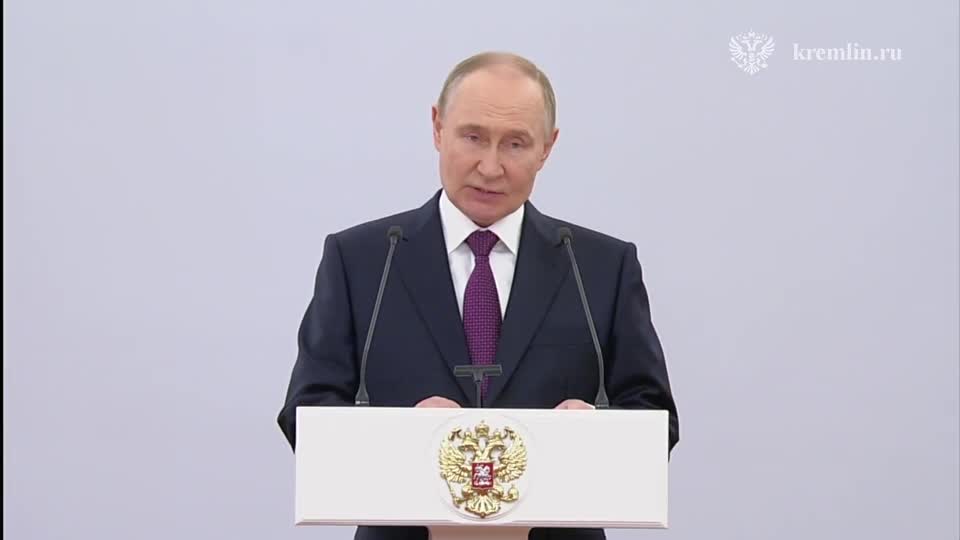 В Георгиевском зале Большого Кремлёвского дворца Владимир Путин проводит встречу с лучшими выпуск...