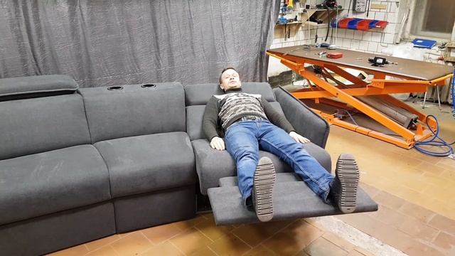 Принцип работы электрореклайнера на угловом диване от компании Divan78&Design.