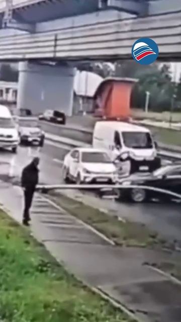Попытка обрызгать пешехода из лужи обернулась ДТП