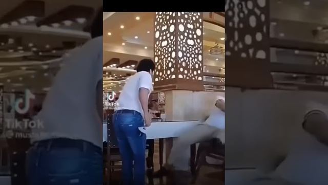 Если ты не испугал клиента, значит ты плохой официант! 😄