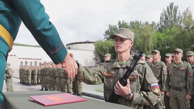 Курсанты Военного учебного центра ВолГАУ приняли присягу на Мамаевом кургане