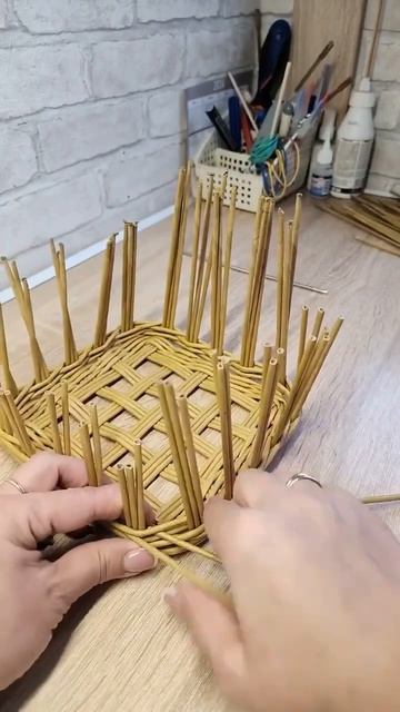 Плетение подноса из бумажной лозы.