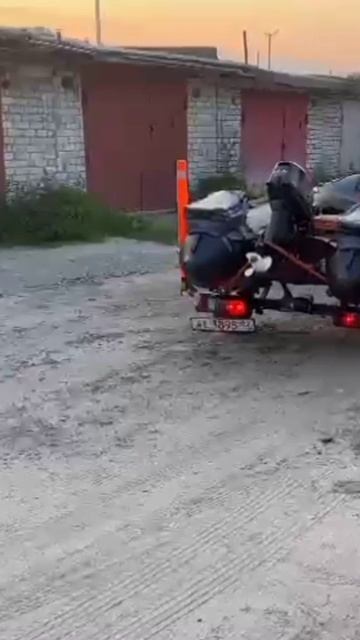 загоняем прицеп с лодкой в гараж
