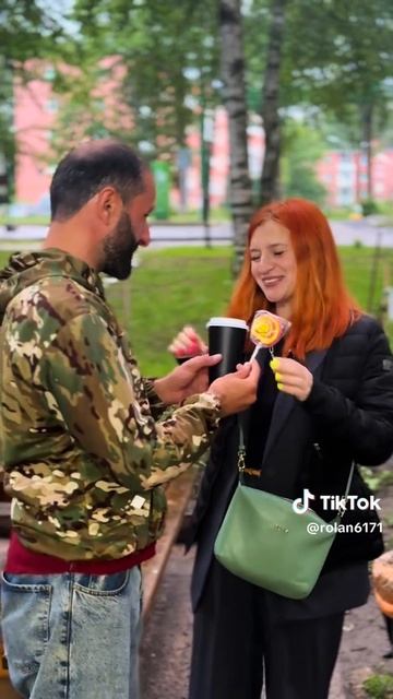 Ролан Агрба помогает девушке 🤣 
.mp4