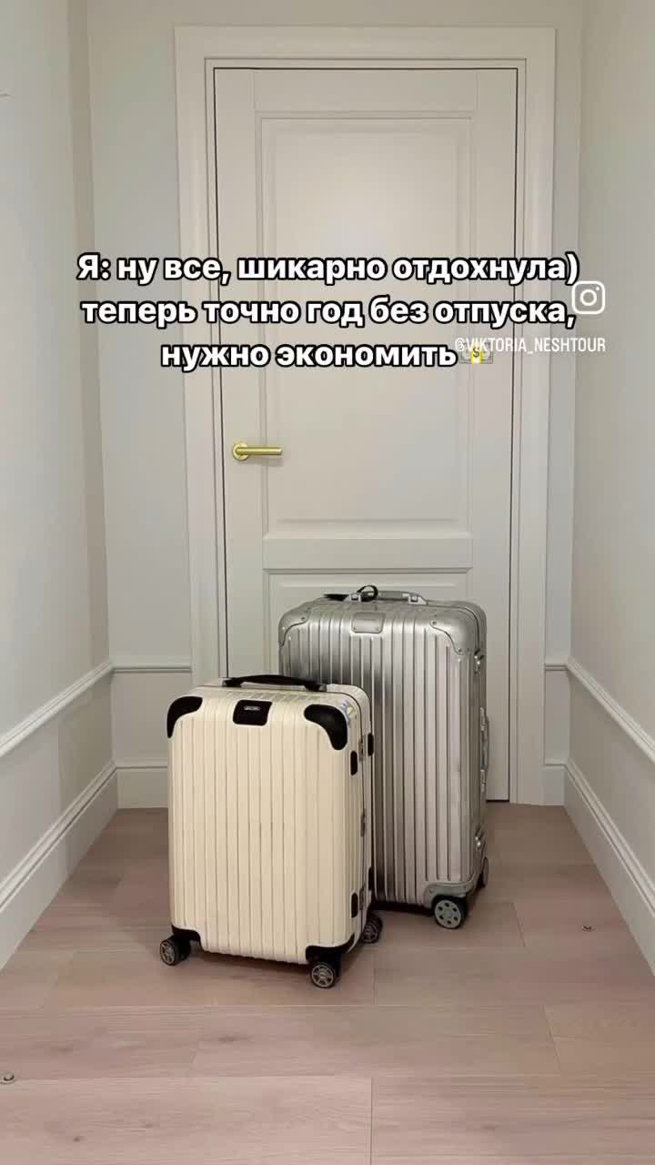 Кот просунул нос в щель между стеклянных дверей 🚪