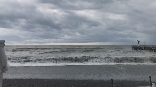 Ливень в Сочи / Дагомыс / Шторм, волны на море