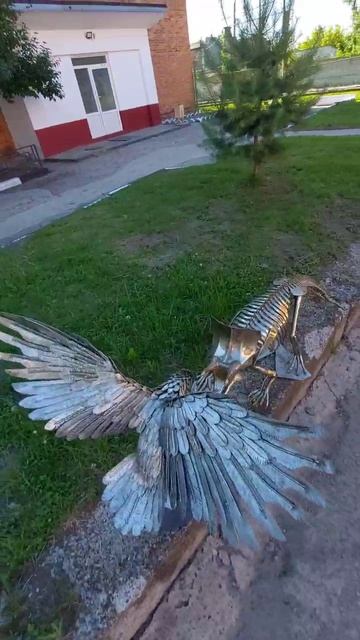 Орел и динозавр, скульптуры