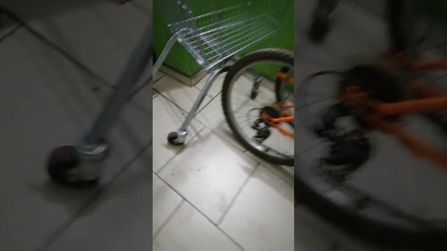 Что она тут делает?