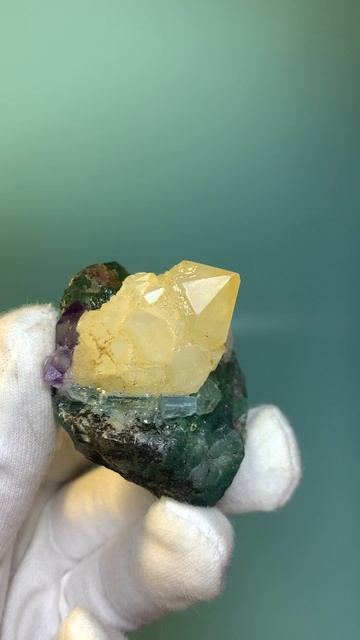 Композиция из камней и кристаллов