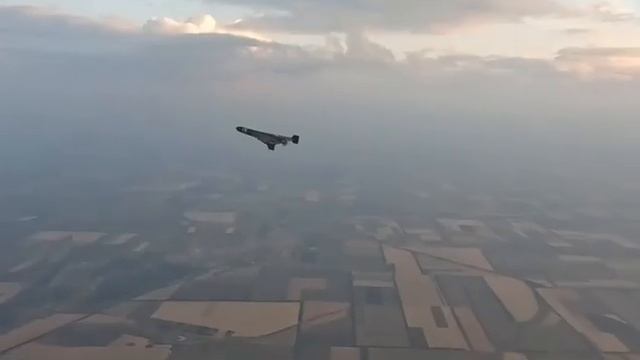Вертолёт Ми-24В вплотною подлетел к Shahed-136 и ведёт огонь.