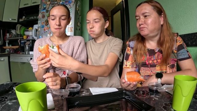 Тоже решили поучаствовать в челлендже, съешь ролл за 5 укусов. Мукбанг