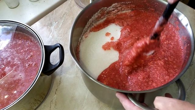 Клубника протертая с сахаром. Простой и вкусный рецепт.