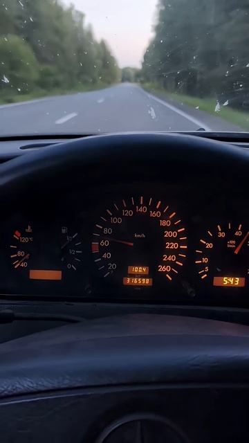 31 летний старый Mercedes едет как новый, на все лошади! Мотор M104 разгон! #shorts