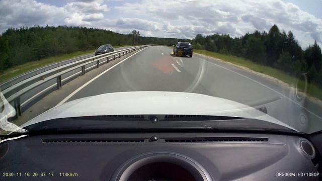 Что-то прилетело на дороге