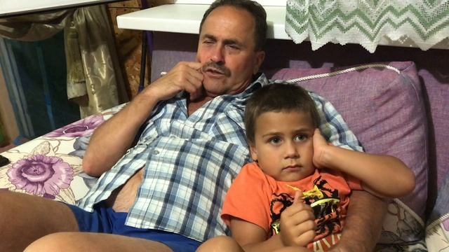 Дедушка рассказывает внуку стихотворение "Бука" Тимофея Белозерова