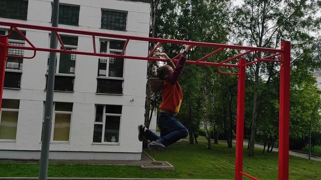 Фёдор преодолевает горизонтальные перекладины