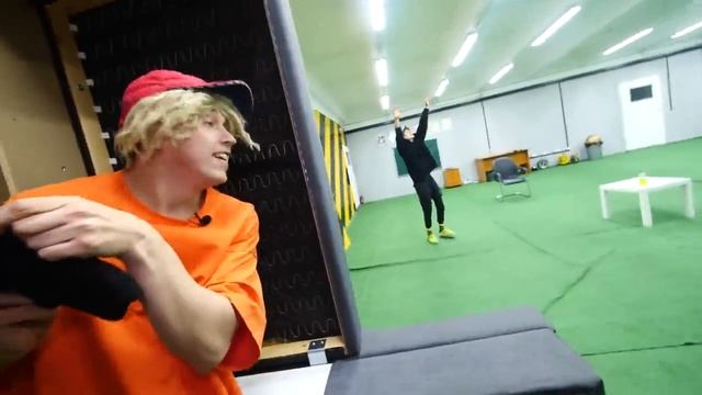BRUNOЯ разыграл своего злого близнеца с куклой вуду!