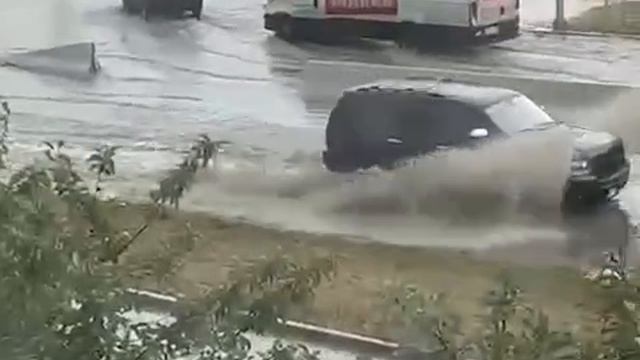 Уходит под воду: город Волгодонск тонет из-за сильного ливня и града, накрывшего город.