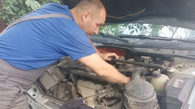 Рено Меган 1. 
Замена тросика акселератора!