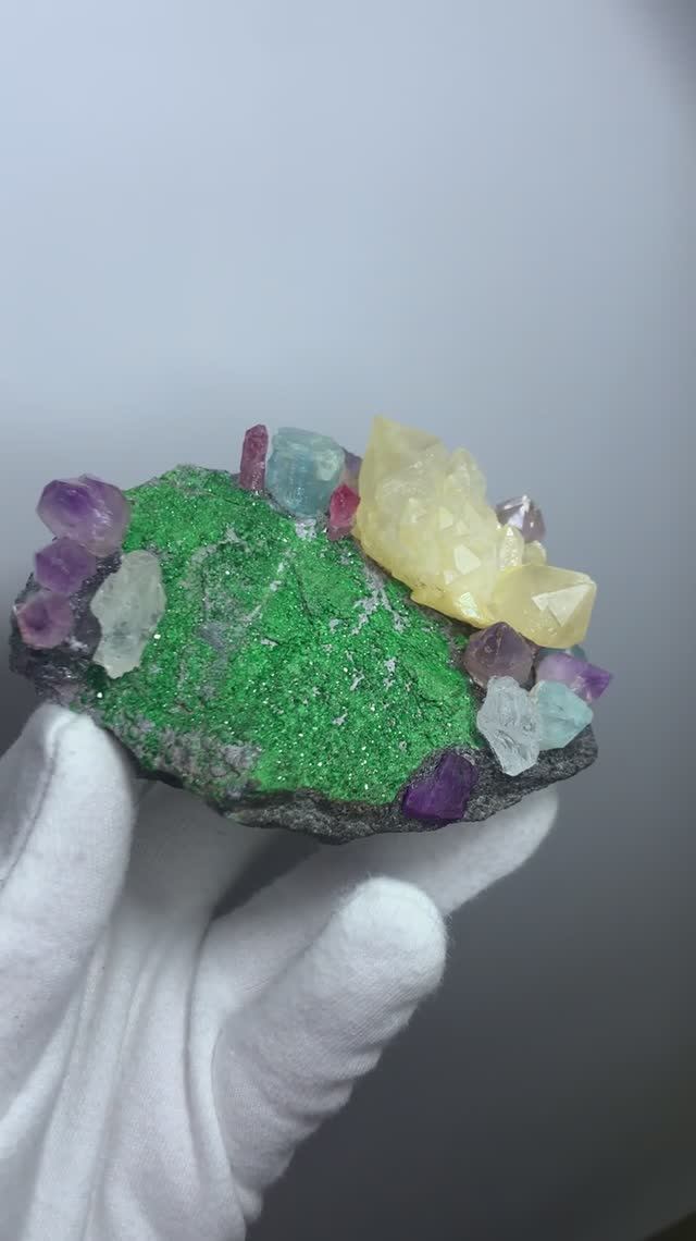 Композиция из камней и кристаллов