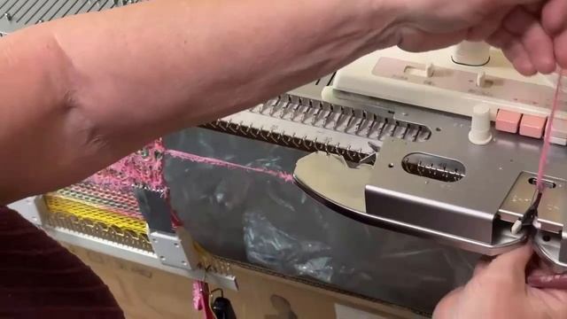 Вязание цветного пресса с ручным отбором игл