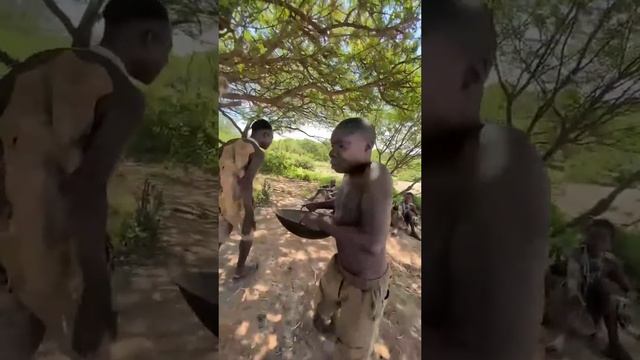 Дали жителю племени новую бутылку фанты