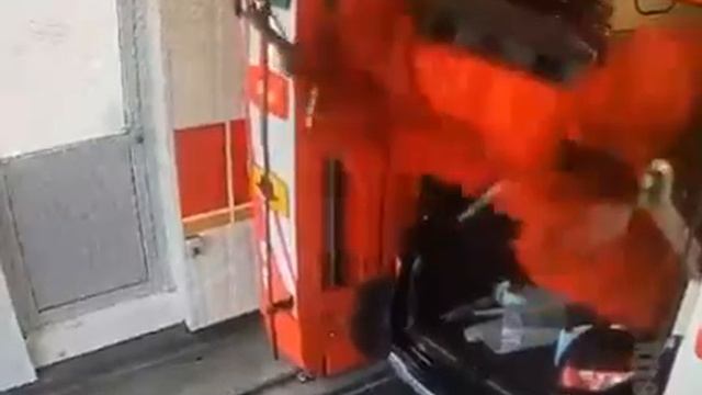 Жена заехала на автомойку