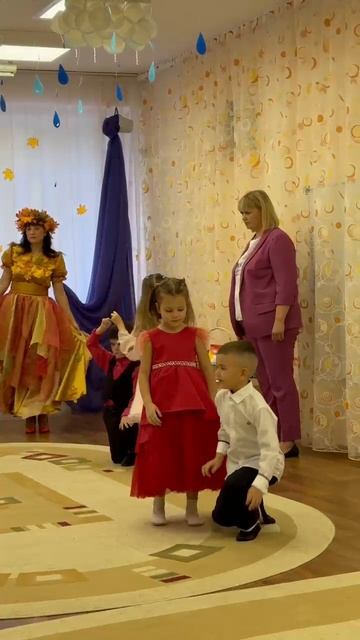 Матвей танцует в садике