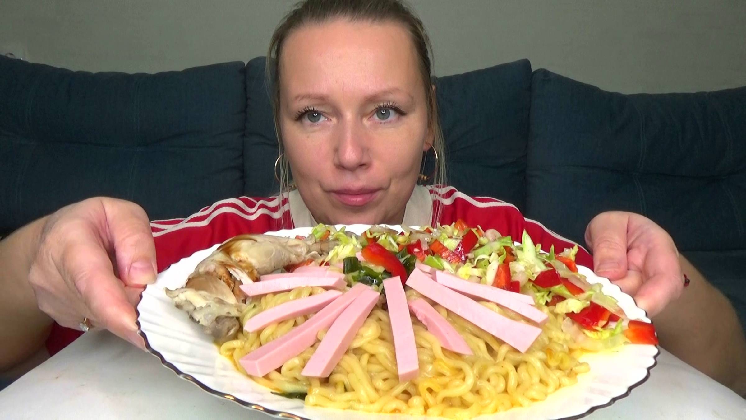 Мукбанг  лапша рамен, колбаса, кура нога вареная ,салат. Еда на камеру.