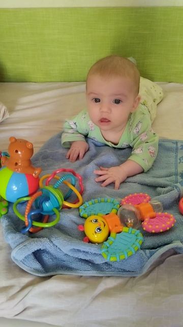 Марина лежит с игрушками 9 января 2023 года