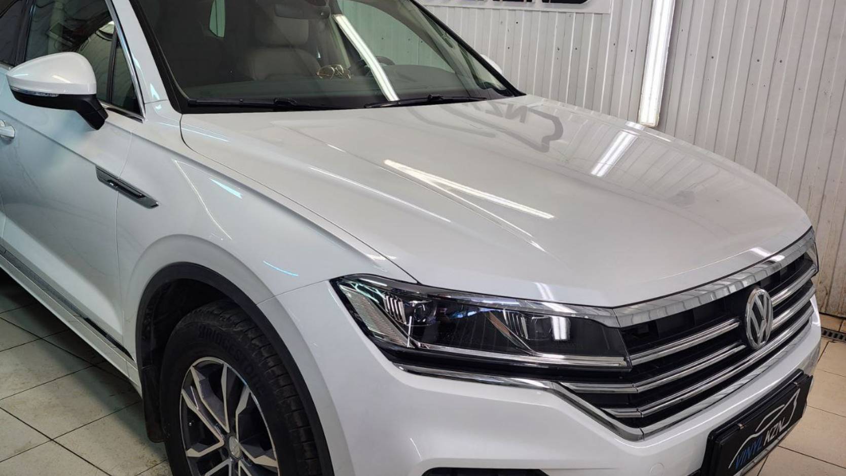 Volkswagen Touareg - комплексное бронирование кузова полиуретановой плёнкой, тонировка стекол