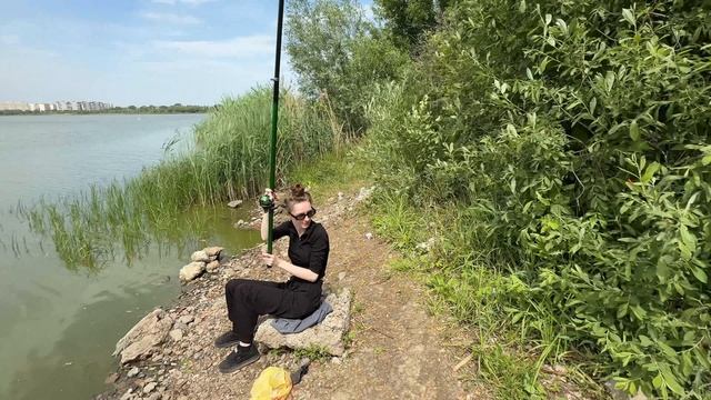 Моя девушка в первые ловит рыбу.