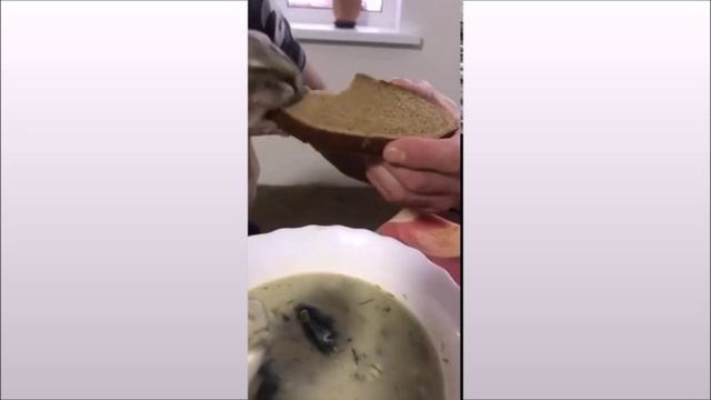 Суп с хлебом едят