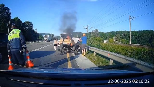 Госавтоинспекторы потушили горящий мопед на трассе