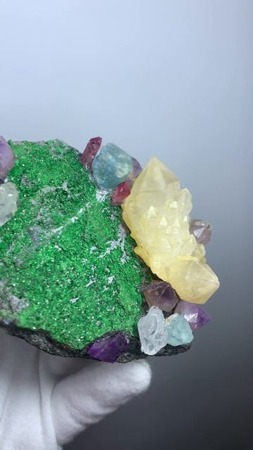 Композиция из камней и кристаллов