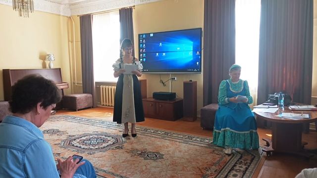 Поэтесса Велисанья читает свои стихи в рамках заседания альманаха "Русло"
