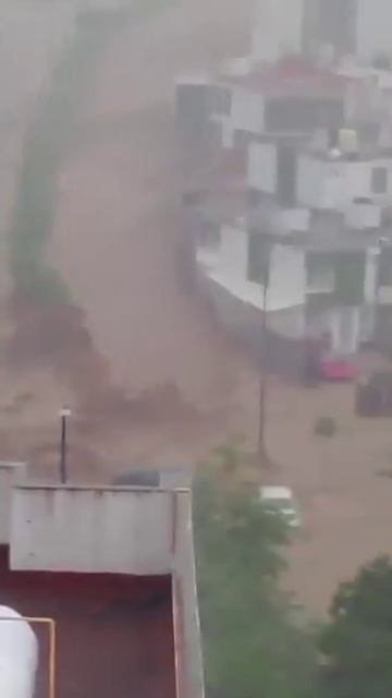 Ливневый паводок в Халапе (Мексика, 21.06.2025).