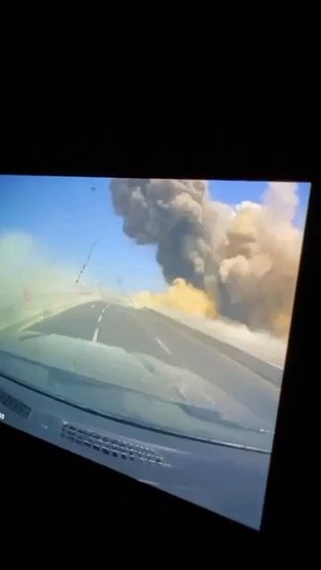 Взрыв после падения иранской ракеты рядом с дорогой в Израиле.