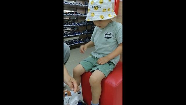 В магазине.  Ботиночки......