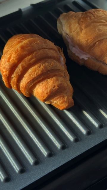 Круассан с клубничкой
