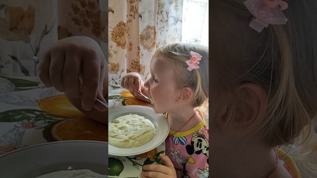 ДЕТИ КУШАЮТ ВКУСНЫЙ ЗАВТРАК.